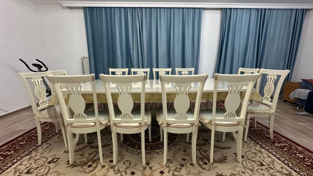 Продам очень красивый стол со стульями