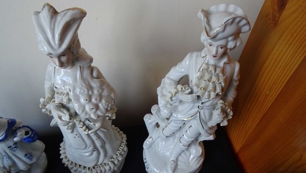 Много големи порцеланови фигури във Викториянски стил, с дантела.