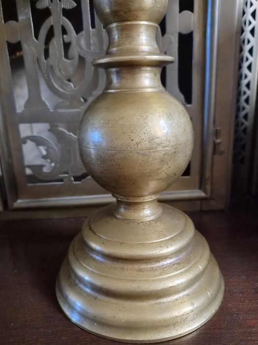 Sfeșnic antic de altar  din bronz masiv