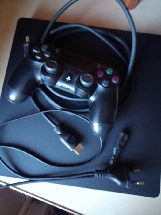 Vând PlayStation 4 de 1TB cu 12 jocuri și cu 1controller