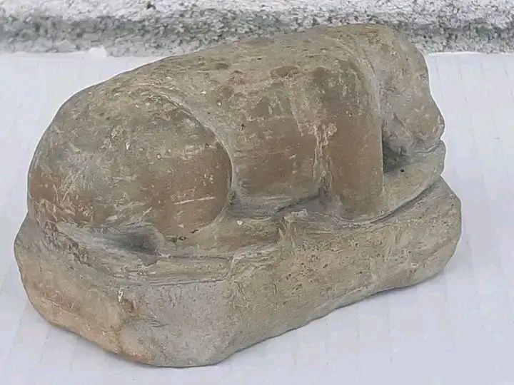 Figurină sculptată în piatră.