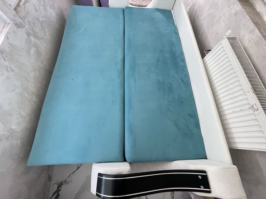Vând canapea extensibilă 3 locuri, material velvet verde.