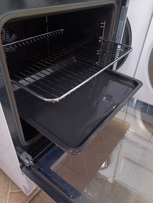 Свободно стояща печка с керамичен плот VOSS  с две години Гаранция!