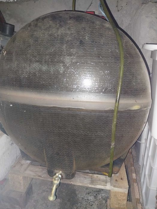 Vand ,damigene si butoaie pentru vin