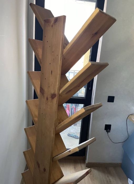 Голяма дървена етажерка за книги