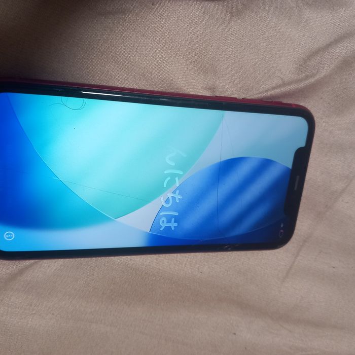 Vand iphone 11 putin fisurat