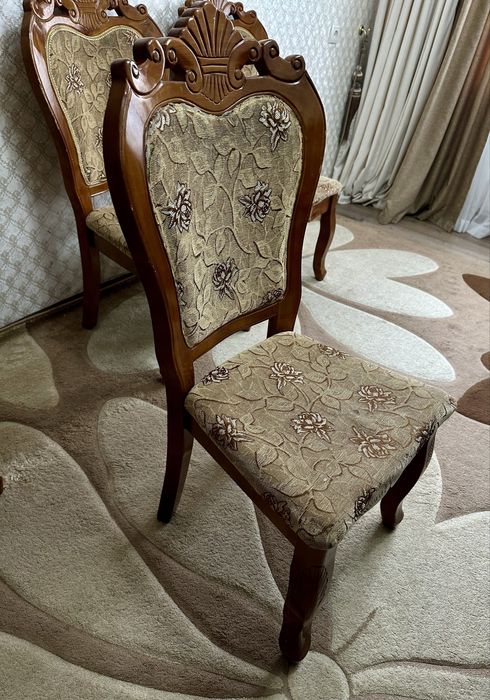 Стулья для зала и кухни.