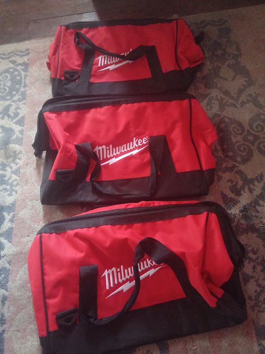 Vând bormașină Milwaukee m 18 și genti scule noi
