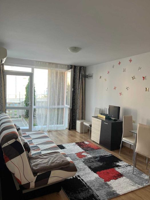 Тристаен апартамент с английски двор