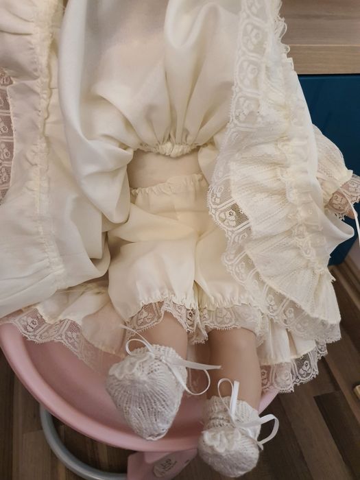 Papusa bebelus din portelan de colectie îmbrăcat în haine de botez