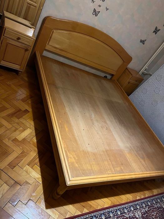 Масивен гардероб, спалня с нощни шкафчета от дъб.