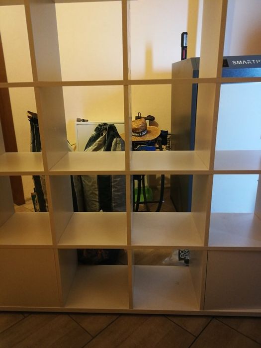 Малък диван, етажерка