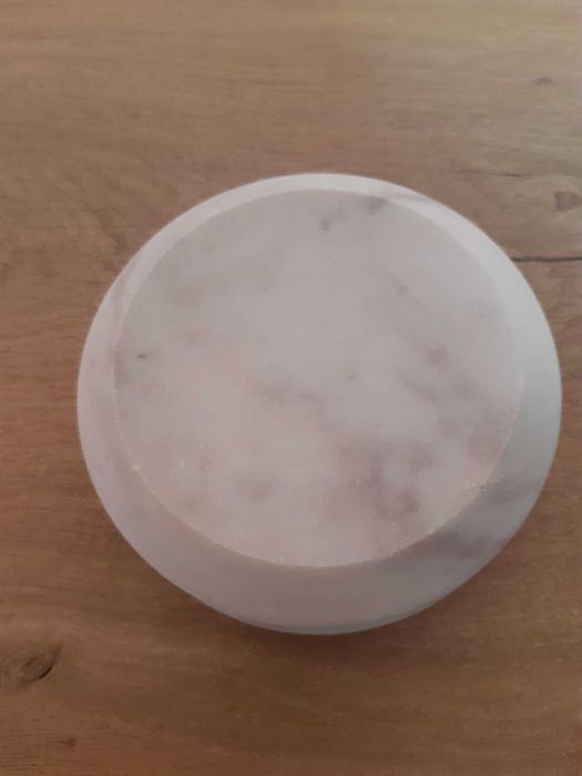 Пепелник мраморен, масивен с месингов обков