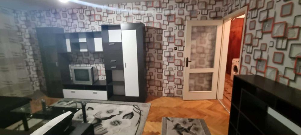 Отдава се под наем просторен тристаен апартамент – Центъ