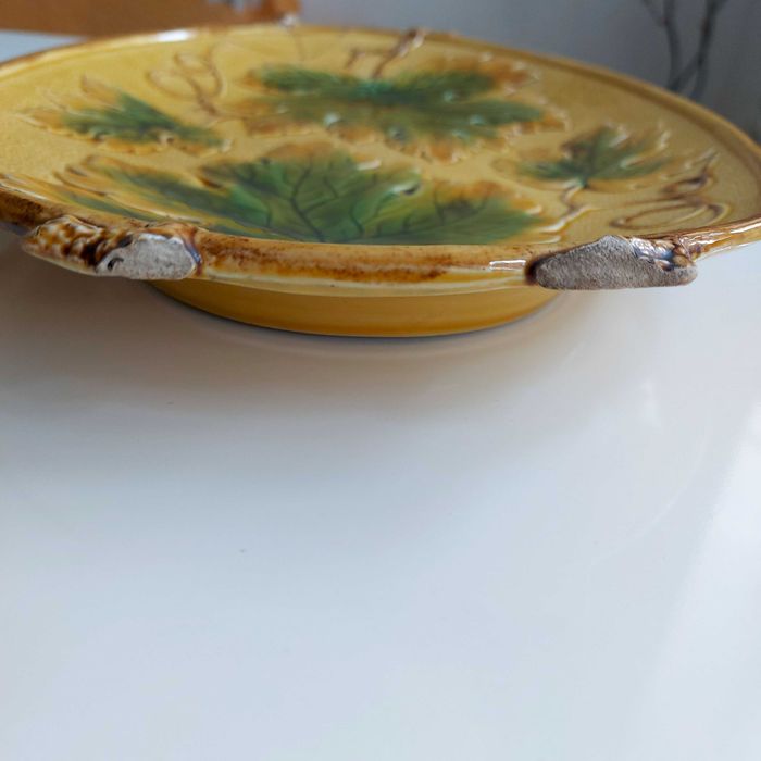 Platou antic ceramică Majolica anii 1900 – Frunze viță de vie în relief (Piesă colecție)