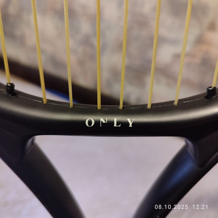 Продаётся теннисная ракетка.