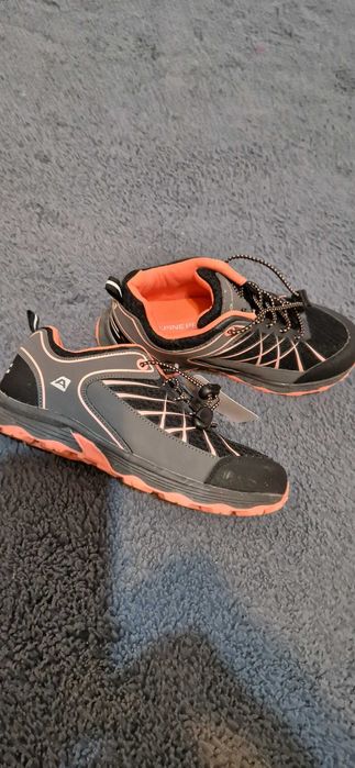 Incaltaminte de munte, marimea 35