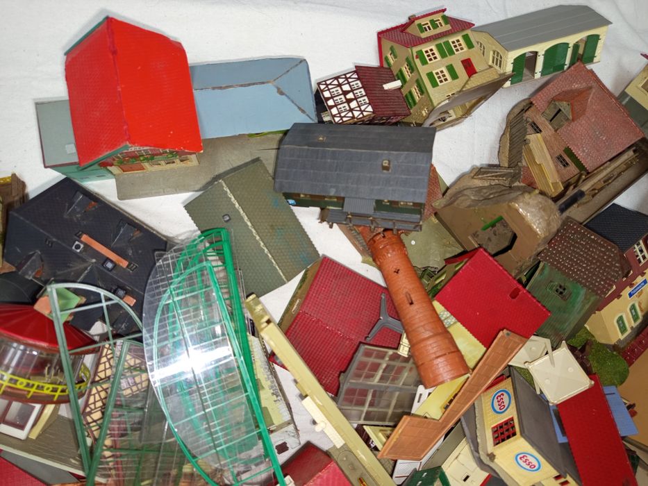 Set 2 căsuțe machete HO incomplete trenulețe diorama