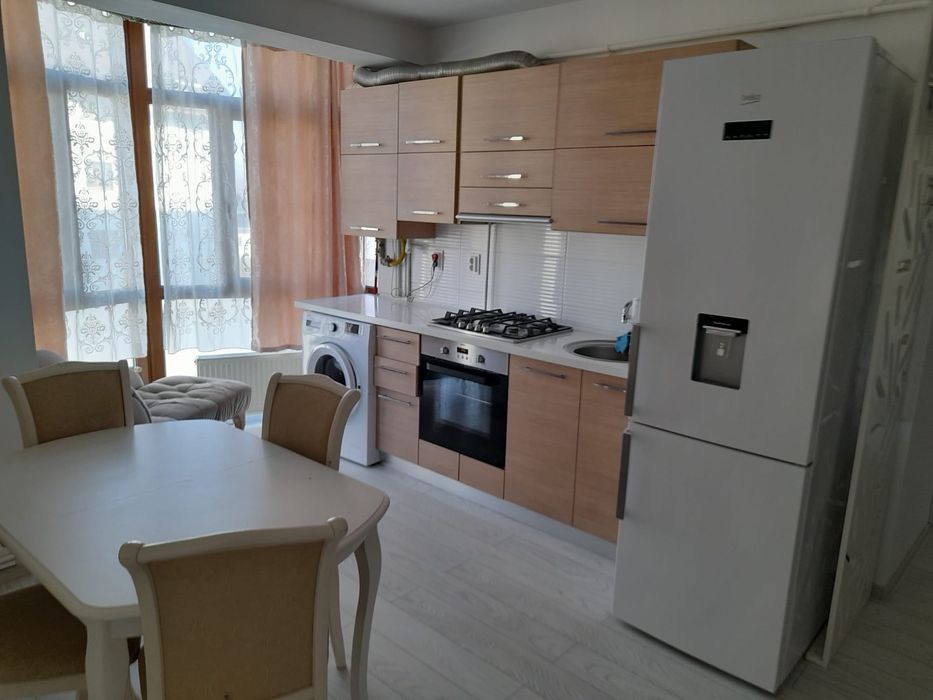 închiriez apartament