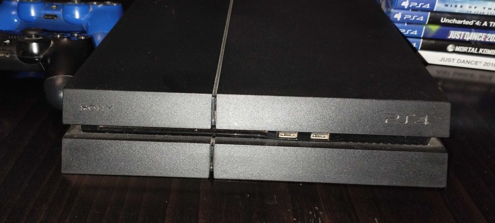 PS4 500GB + 2 джойстика + камера + подарък 5 игри