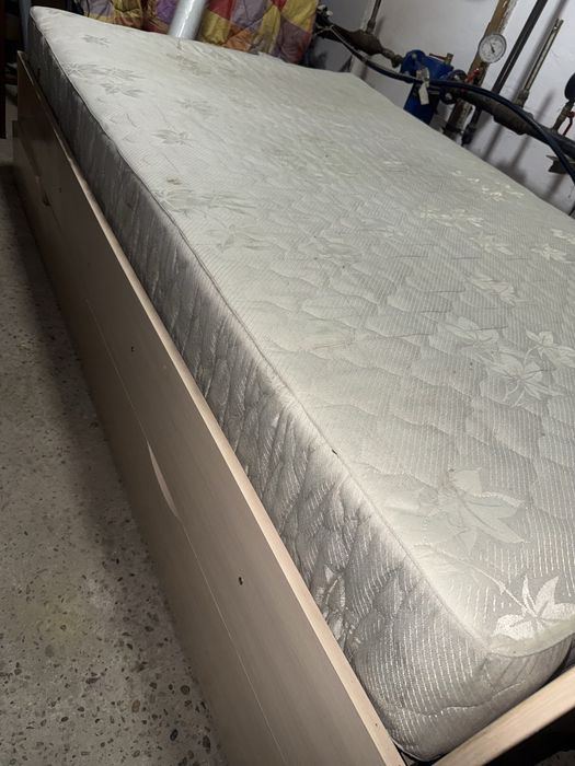 Продам кровать с матрасом для спальни