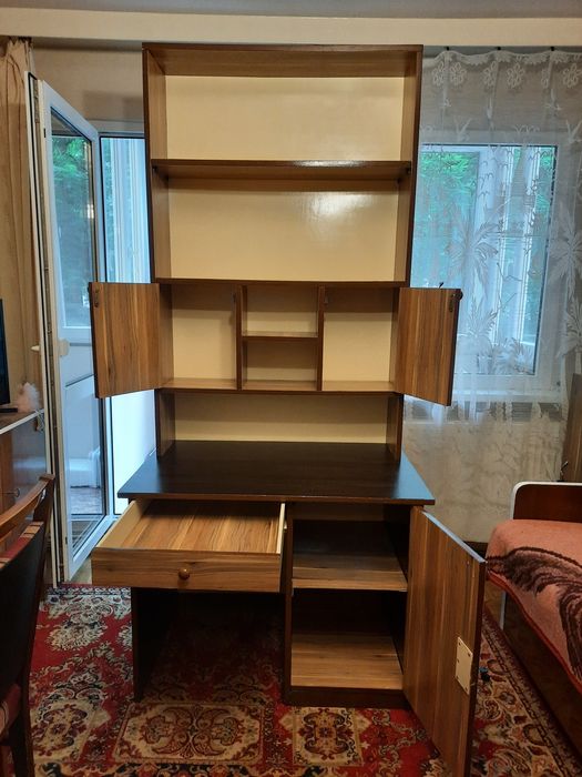 Birou cu biblioteca