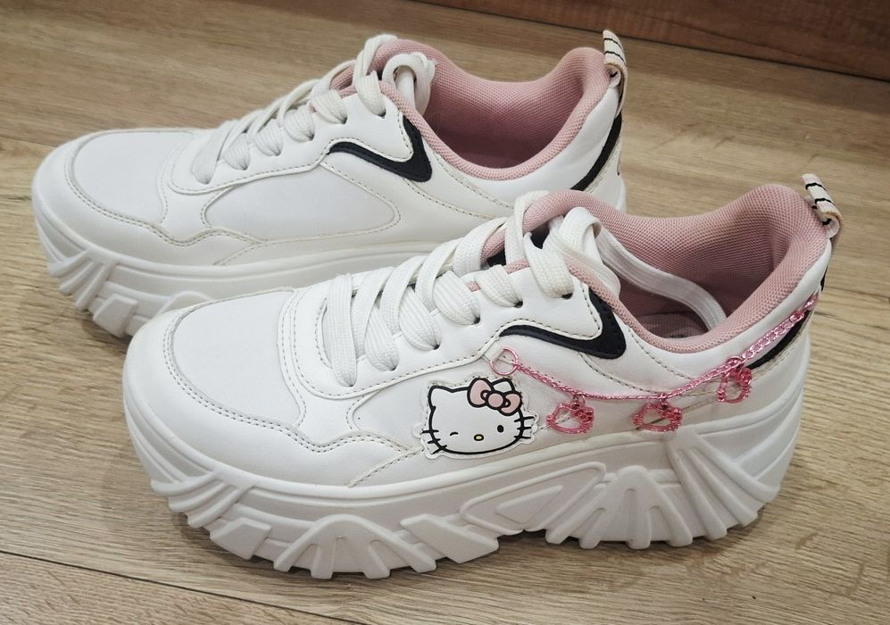 Маратонки Hello Kitty от Bershka