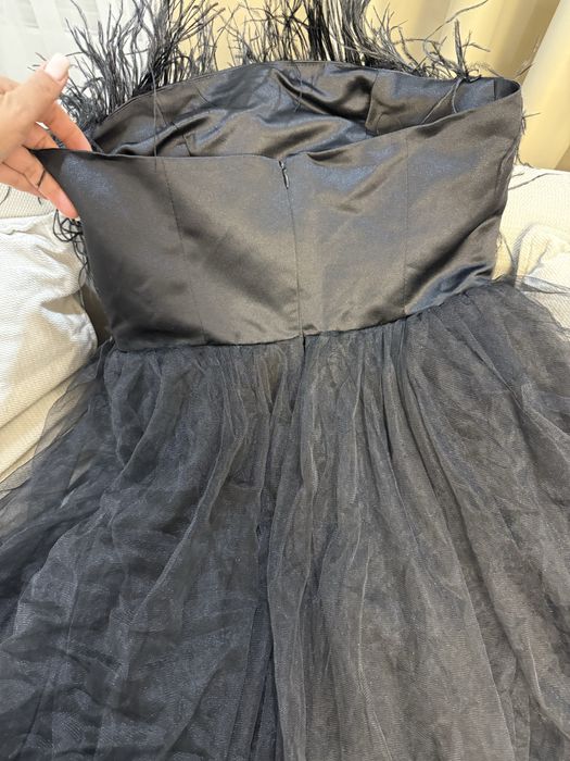 Пышное платье с перьями в пол