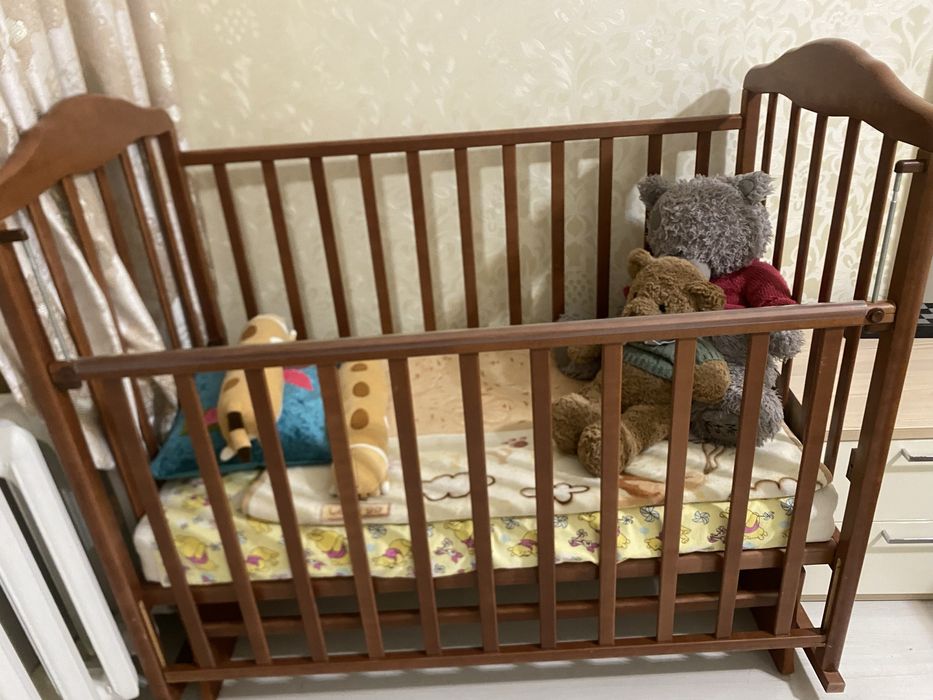 Продам детскую кровать с комодом