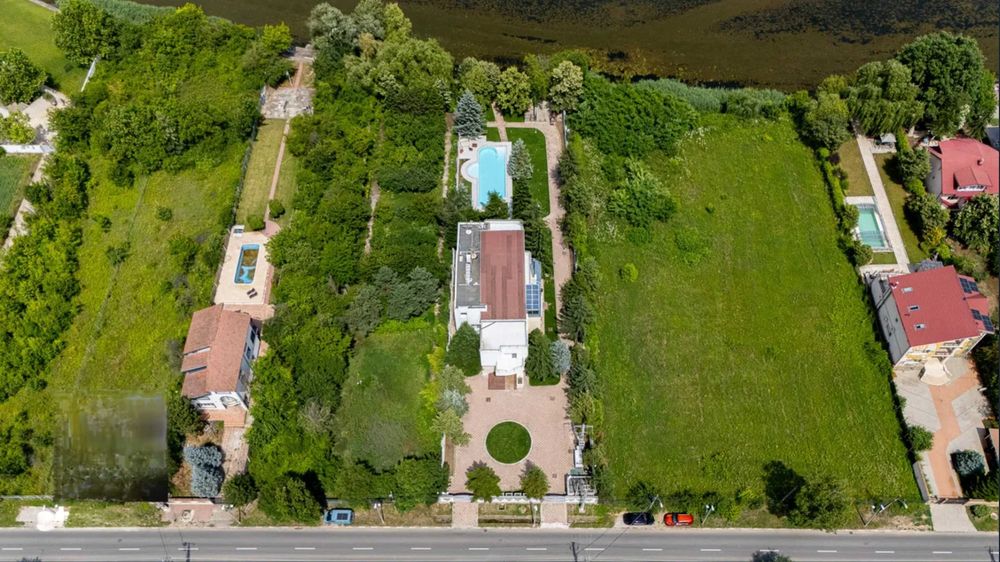Vând 60% din vilă cu deschidere la lac în Buftea 1250 mp construiți