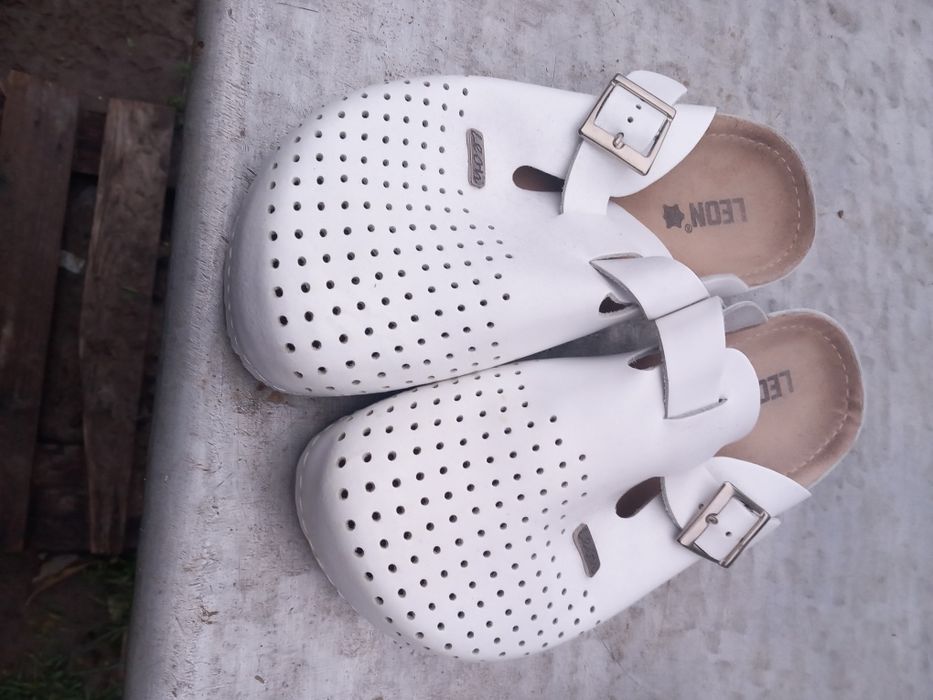 Vând  papuci de spital, bucatar