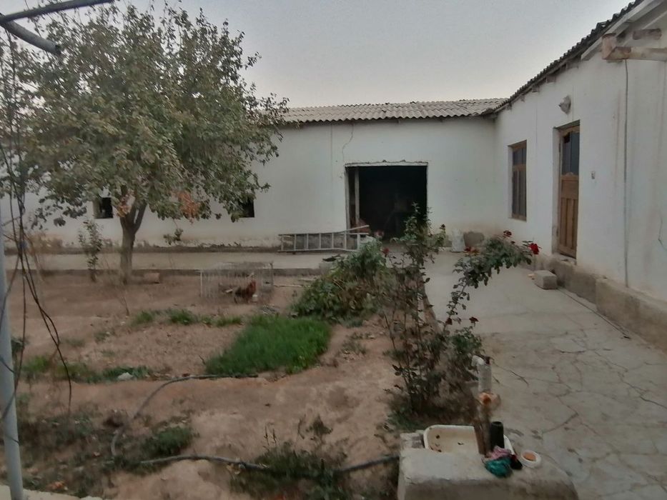 Karmana tumanida hovli uy sotiladi