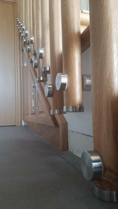 стъклен парапет в комбинация с дърво