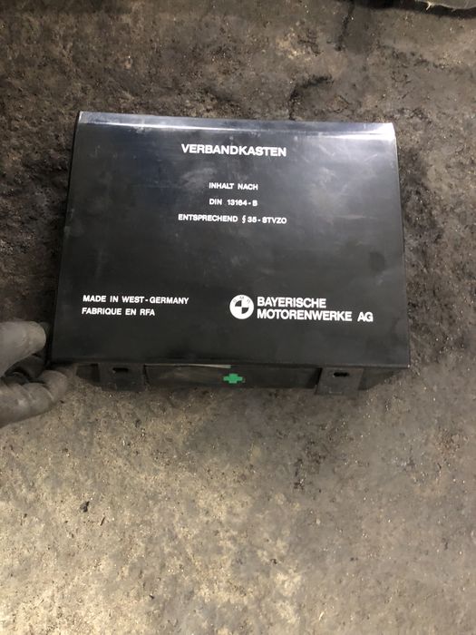 Обшивка капота е34 и аптечка заводская