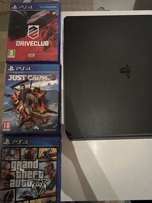 ps 4 с четири игри и три контролера