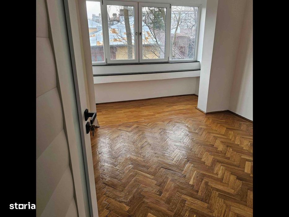 Apartament centru cu 4 camere, 2 bai, etaj 2