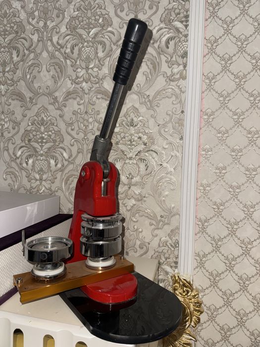 Аппарат для изготовления значков