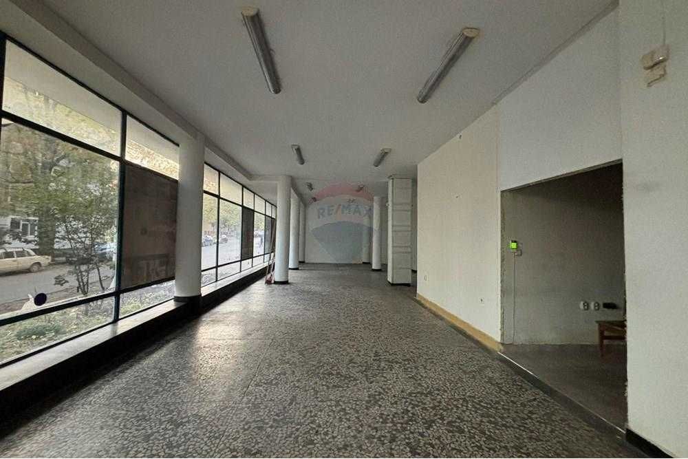 Дава се под наем Магазин в Шумен, Математическа гимназия - 269 кв.м за 1504 € - Снимка #4