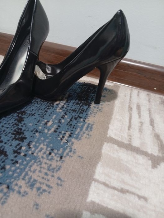 Yengi tufli sotiladi