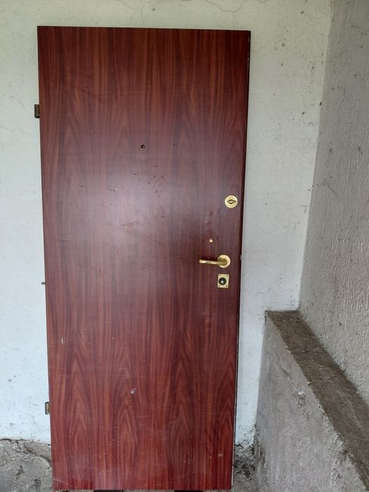 Продавам блиндирана масивна врата входна