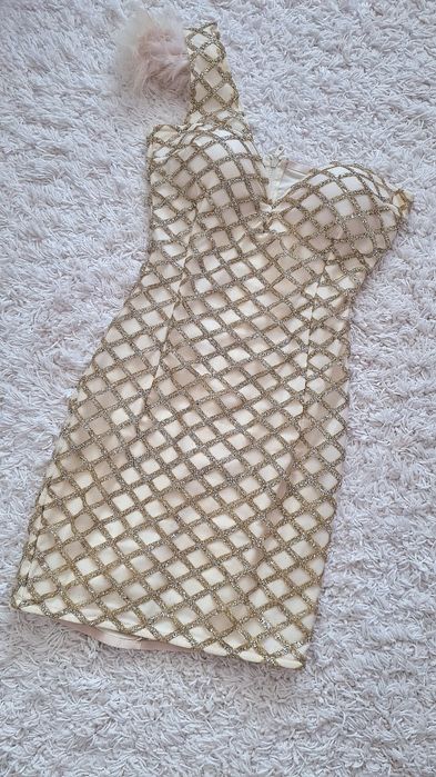 Rochie scurtă bej aurie cu pene bej crem BBY MĂRIMEA 38