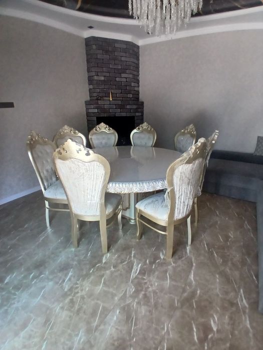 Yalangoch qizlar shampun reklamasi suratida