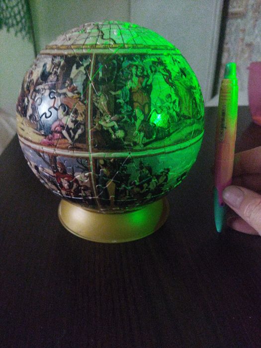 Сувенир сделан из  прочных пластиковых пазлов