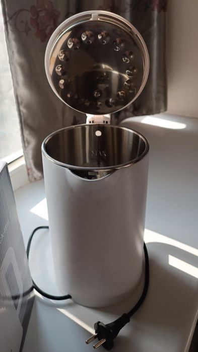 Электрический чайник в коробке