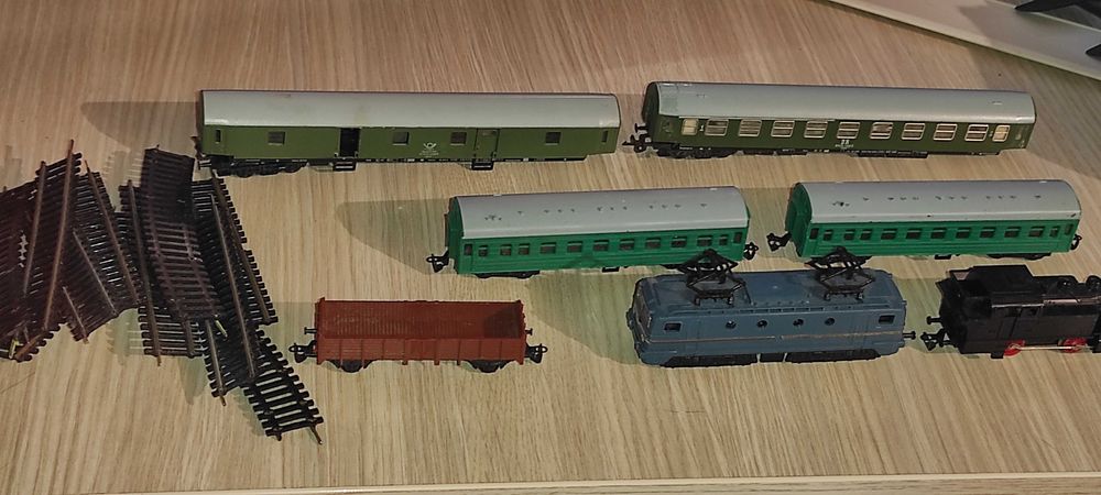 Pentru trenulet electric scara tt - 12 mm   locomotive - vagoane - linii sine 300 ron