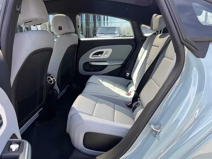 Mercedes-Benz CLA 300L PHEV 2025