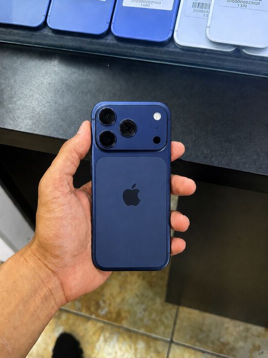 Iphone 17 pro blue