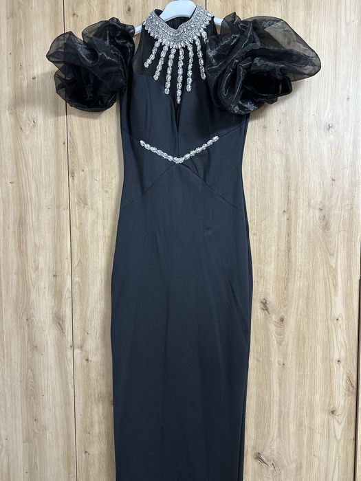Rochie elegantă, neagra cu pietre si mâneca bufanta din voal,