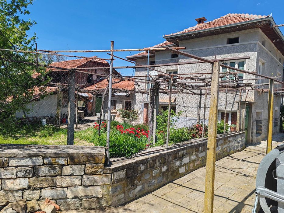 Самостоятелна къща в село Бериево,община Севлиево