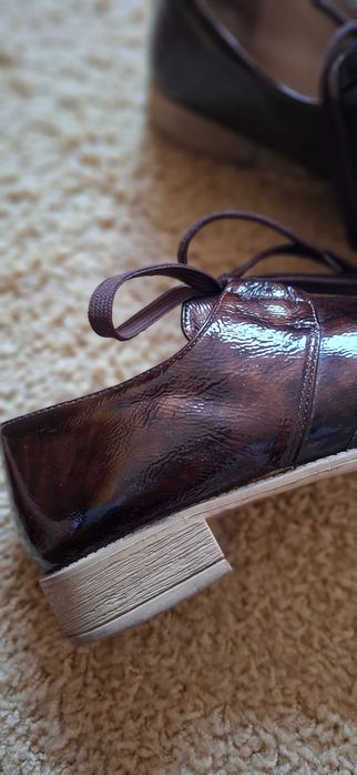 Pantofi de toamna , nr 39,din piele lucioasa, cu piele si pe interior